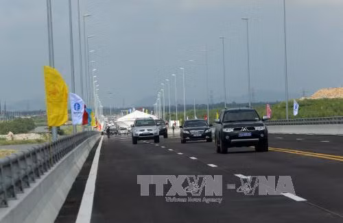 Các ô tô trên cầu Tân Vũ – Lạch Huyện trong ngày thông xe. Ảnh: Huy Hùng – TTXVN