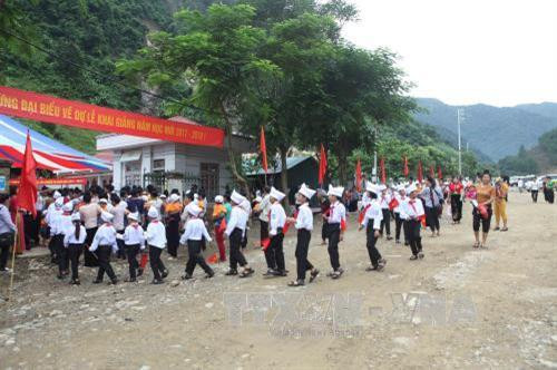 Học sinh vùng lũ Nặm Păm nô nức đến trường dự khai giảng sớm. Ảnh: Hữu Quyết - TTXVN Học sinh vùng lũ Nặm Păm nô nức đến trường dự khai giảng sớm. Ảnh: Hữu Quyết - TTXVN