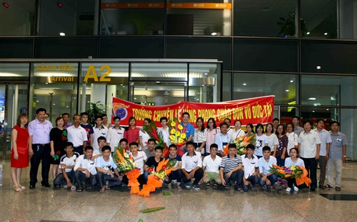 Quang cảnh lễ đón đoàn học sinh Việt Nam tham dự kỳ thi Olympic Toán quốc tế 2016 tại sân bay quốc tế Nội Bài, tối 16/7/2016. Ảnh: Quý Trung- TTXVN