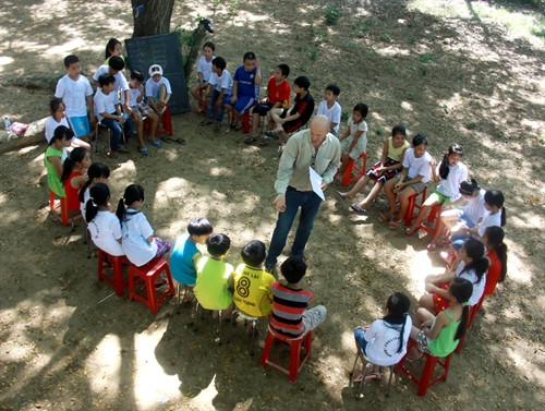 Ông Bruno đang trao đổi tiếng Anh với các trò trong câu lạc bộ tiếng Anh do mình đảm nhiệm. Ảnh: Vĩnh Trọng- TTXVN