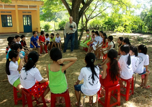 Một tiết học tiếng Anh ngoài trời do ông Bruno Cerignat giảng dạy. Ảnh: Vĩnh Trọng- TTXVN