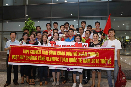 Em Vũ Xuân Trung, học sinh lớp 12, Trường Trung học phổ thông chuyên Thái Bình, Thái Bình đoạt Huy chương Vàng Olympic Toán quốc tế 2016 chụp ảnh chung với các thầy cô giáo, bạn bè và người thân tại sân bay quốc tế Nội Bài. Ảnh: Quý Trung- TTXVN