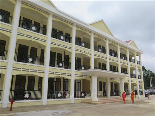 Trường Phổ thông Dân tộc nội trú huyện Phù Yên được đầu tư xây dựng có nhà, lớp học với 12 phòng. Ảnh: Nguyễn Chiến-TTXVN Trường Phổ thông Dân tộc nội trú huyện Phù Yên được đầu tư xây dựng có nhà, lớp học với 12 phòng. Ảnh: Nguyễn Chiến-TTXVN
