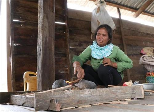 Người dân trên núi Cheng Leng sinh hoạt trong những căn nhà mới dựng tại làng Hek. Ảnh: Dư Toán - TTXVN Người dân trên núi Cheng Leng sinh hoạt trong những căn nhà mới dựng tại làng Hek. Ảnh: Dư Toán - TTXVN