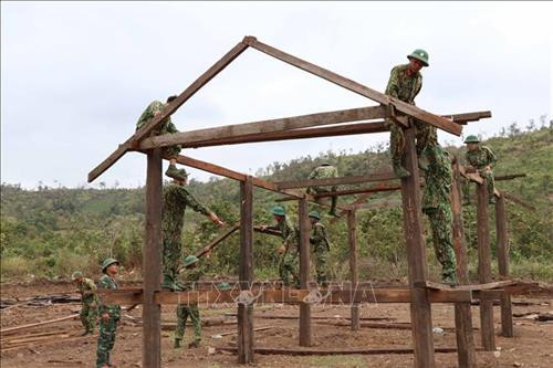 Cán bộ, chiến sỹ Trung đoàn Bộ binh 991, Bộ Chỉ huy Quân sự tỉnh Gia Lai hỗ trợ bà con dựng nhà tại làng Hek. Ảnh: Dư Toán - TTXVN Cán bộ, chiến sỹ Trung đoàn Bộ binh 991, Bộ Chỉ huy Quân sự tỉnh Gia Lai hỗ trợ bà con dựng nhà tại làng Hek. Ảnh: Dư Toán - TTXVN