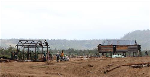 Cán bộ, chiến sỹ Trung đoàn Bộ binh 991, Bộ Chỉ huy Quân sự tỉnh Gia Lai hỗ trợ bà con dựng nhà tại làng Hek. Ảnh: Dư Toán - TTXVN Cán bộ, chiến sỹ Trung đoàn Bộ binh 991, Bộ Chỉ huy Quân sự tỉnh Gia Lai hỗ trợ bà con dựng nhà tại làng Hek. Ảnh: Dư Toán - TTXVN