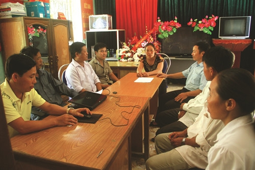 Các cán bộ và đảng viên chủ chốt xã Hiền Lương họp bàn phát triển kinh tế nông nghiệp địa phương