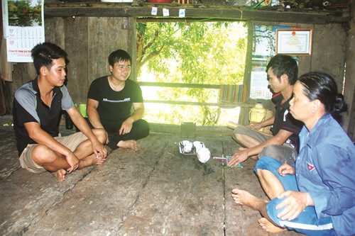 Anh Xa Văn Huy (ngồi trong, bên trái) trao đổi kinh nghiệm, cách thức làm ăn cùng bà con trong xã