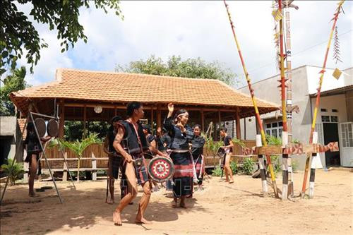 Đội cồng chiêng của homestay A Ngưi phục vụ du khách. Ảnh: Hồng Điệp - TTXVN Đội cồng chiêng của homestay A Ngưi phục vụ du khách. Ảnh: Hồng Điệp - TTXVN