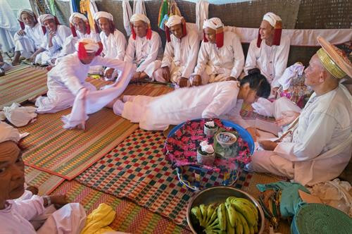 Lễ cuới Chăm Bà ni có 5 đứa trẻ, mặc bộ áo truyền thống màu trắng gọi là “Anak là con” để chứng giám cuộc hôn nhân và mang lễ vật Cô dâu Chú rể với bộ y phục cho lễ cưới toàn màu trắng tiến vào hành lễ trong rạp lễ Bắt đầu lễ các vị tu sĩ làm lễ đốt trầm hương. Sư Cả (Po Gru), đọc kinh Koran xin phép với vị thánh Alla. Những người thân của cô dâu chú rể cầu nguyện thánh Alla ban phước lành cho cô dâu và chú rể Chú rể, cô dâu lần lượt lạy tạ Sư Cả và các giáo sĩ - tục lệ khi lạy tấm khăn trắng trùm dưới 2 chân bằng khăn đội đầu của cô dâu Cô dâu được đưa về phòng the trước để thầy Chang (Po Car) đọc thần chú làm phép dưới đôi gối nằm Thầy Chang đọc thần chú làm phép nhẫn cưới trong lòng bàn tay của cô dâu, rồi đeo nhẫn cho cô dâu sau khi cô dâu trả lời với thầy Chang là đồng ý cuộc hôn nhân Chú rễ ở lại trong rạp lễ Kajang likhah được sư Cả đọc kinh Koran và các giáo sĩ làm phép trao nhẫn cưới Thầy Chang cầm tay chú rể dẫn đến với cô dâu. Hai giáo sĩ đi trước, chú rể đi sau và những em bé “Anak là con” Trong phòng the vị tu sĩ đặt tay chú rể được vào bàn tay cô dâu làm phép rửa tội cầu phúc Người vợ lấy một miếng trầu cau bỏ vào miệng chồng như ý bảo rằng từ nay nàng sẽ lo cho chàng đầy đủ sự ăn uống Trong thời gian 3 ngày đêm đầu vợ chồng phải sinh hoạt ăn uống trong phòng và có người ngồi giám sát Lễ cuới Chăm Bà ni có 5 đứa trẻ, mặc bộ áo truyền thống màu trắng gọi là “Anak là con” để chứng giám cuộc hôn nhân và mang lễ vật Cô dâu Chú rể với bộ y phục cho lễ cưới toàn màu trắng tiến vào hành lễ trong rạp lễ Bắt đầu lễ các vị tu sĩ làm lễ đốt trầm hương. Sư Cả (Po Gru), đọc kinh Koran xin phép với vị thánh Alla. Những người thân của cô dâu chú rể cầu nguyện thánh Alla ban phước lành cho cô dâu và chú rể Chú rể, cô dâu lần lượt lạy tạ Sư Cả và các giáo sĩ - tục lệ khi lạy tấm khăn trắng trùm dưới 2 chân bằng khăn đội đầu của cô dâu Cô dâu được đưa về phòng the trước để thầy Chang (Po Car) đọc thần chú làm phép dưới đôi gối nằm Thầy Chang đọc thần chú làm phép nhẫn cưới trong lòng bàn tay của cô dâu, rồi đeo nhẫn cho cô dâu sau khi cô dâu trả lời với thầy Chang là đồng ý cuộc hôn nhân Chú rễ ở lại trong rạp lễ Kajang likhah được sư Cả đọc kinh Koran và các giáo sĩ làm phép trao nhẫn cưới Thầy Chang cầm tay chú rể dẫn đến với cô dâu. Hai giáo sĩ đi trước, chú rể đi sau và những em bé “Anak là con” Trong phòng the vị tu sĩ đặt tay chú rể được vào bàn tay cô dâu làm phép rửa tội cầu phúc Người vợ lấy một miếng trầu cau bỏ vào miệng chồng như ý bảo rằng từ nay nàng sẽ lo cho chàng đầy đủ sự ăn uống Trong thời gian 3 ngày đêm đầu vợ chồng phải sinh hoạt ăn uống trong phòng và có người ngồi giám sát