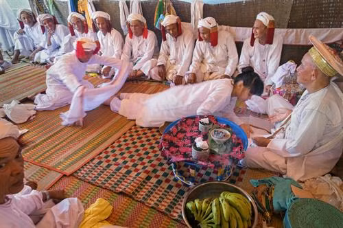 Lễ cuới Chăm Bà ni có 5 đứa trẻ, mặc bộ áo truyền thống màu trắng gọi là “Anak là con” để chứng giám cuộc hôn nhân và mang lễ vật Cô dâu Chú rể với bộ y phục cho lễ cưới toàn màu trắng tiến vào hành lễ trong rạp lễ Bắt đầu lễ các vị tu sĩ làm lễ đốt trầm hương. Sư Cả (Po Gru), đọc kinh Koran xin phép với vị thánh Alla. Những người thân của cô dâu chú rể cầu nguyện thánh Alla ban phước lành cho cô dâu và chú rể Chú rể, cô dâu lần lượt lạy tạ Sư Cả và các giáo sĩ - tục lệ khi lạy tấm khăn trắng trùm dưới 2 chân bằng khăn đội đầu của cô dâu Cô dâu được đưa về phòng the trước để thầy Chang (Po Car) đọc thần chú làm phép dưới đôi gối nằm Thầy Chang đọc thần chú làm phép nhẫn cưới trong lòng bàn tay của cô dâu, rồi đeo nhẫn cho cô dâu sau khi cô dâu trả lời với thầy Chang là đồng ý cuộc hôn nhân Chú rễ ở lại trong rạp lễ Kajang likhah được sư Cả đọc kinh Koran và các giáo sĩ làm phép trao nhẫn cưới Thầy Chang cầm tay chú rể dẫn đến với cô dâu. Hai giáo sĩ đi trước, chú rể đi sau và những em bé “Anak là con” Trong phòng the vị tu sĩ đặt tay chú rể được vào bàn tay cô dâu làm phép rửa tội cầu phúc Người vợ lấy một miếng trầu cau bỏ vào miệng chồng như ý bảo rằng từ nay nàng sẽ lo cho chàng đầy đủ sự ăn uống Trong thời gian 3 ngày đêm đầu vợ chồng phải sinh hoạt ăn uống trong phòng và có người ngồi giám sát