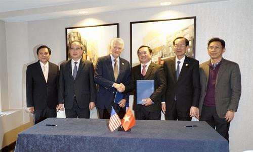 Phó Giáo sư, Tiến sỹ Huỳnh Thành Đạt, Giám đốc Đại học Quốc gia Thành phố Hồ Chí Minh và Giáo sư Gene Block, Hiệu trưởng Đại học Califoria, Los Angeles (Hoa Kỳ) ký kết biên bản ghi nhớ hợp tác. Ảnh: Hoàng Anh Tuấn Phó Giáo sư, Tiến sỹ Huỳnh Thành Đạt, Giám đốc Đại học Quốc gia Thành phố Hồ Chí Minh và Giáo sư Gene Block, Hiệu trưởng Đại học Califoria, Los Angeles (Hoa Kỳ) ký kết biên bản ghi nhớ hợp tác. Ảnh: Hoàng Anh Tuấn