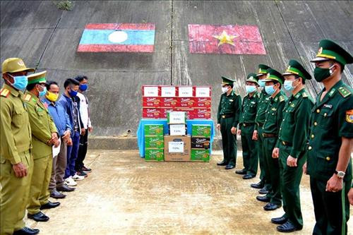 Hai bên trao đổi thông tin tại cửa khẩu A Đớt. Ảnh: TTXVN Hai bên trao đổi thông tin tại cửa khẩu A Đớt. Ảnh: TTXVN