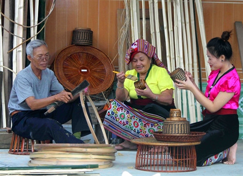 Các sản phẩm mây, tre đan truyền thống đã tạo thêm việc làm và thụ nhập cho nhiều hộ gia đình. Các sản phẩm mây, tre đan truyền thống đã tạo thêm việc làm và thụ nhập cho nhiều hộ gia đình.