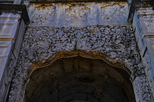 Những hoa văn phù điêu đá được gia công tinh xảo. Những hoa văn phù điêu đá được gia công tinh xảo.