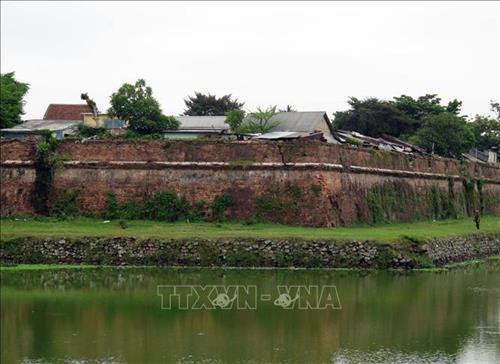 Một số hộ dân sống trên thượng thành (khu vực 1 cần bảo vệ nghiêm ngặt) của di tích. Ảnh: Quốc Việt - TTXVN