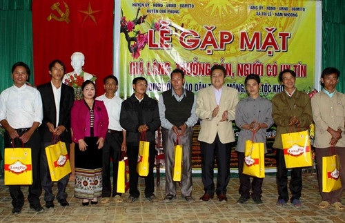 Tặng quà Tết cho các trưởng bản uy tín nhân Tết Nguyên đán Đinh Dậu 2017.