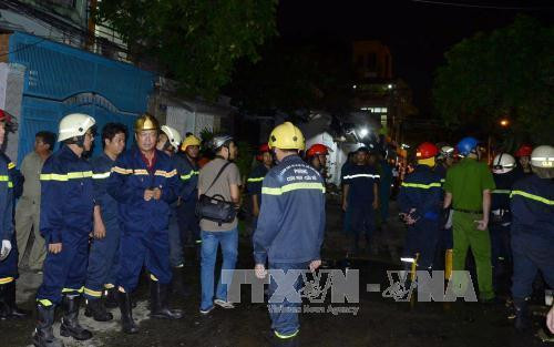 Lực lượng PCCC tham gia dập lửa và cứu người bị nạn. Ảnh: Tuấn Anh-TTXVN phát