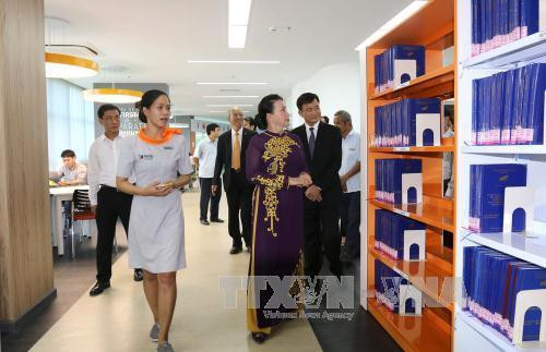 Chủ tịch Quốc hội Nguyễn Thị Kim Ngân tham quan hệ thống thư viện trường đại học Tôn Đức Thắng. Ảnh: Thanh Vũ -TTXVN