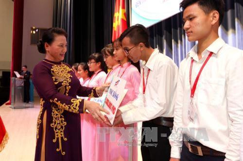 Chủ tịch Quốc hội Nguyễn Thị Kim Ngân tặng học bổng cho các sinh viên có hoàn cảnh khó khăn, học giỏi của trường Đại học Tôn Đức Thắng. Ảnh: Thanh Vũ -TTXVN