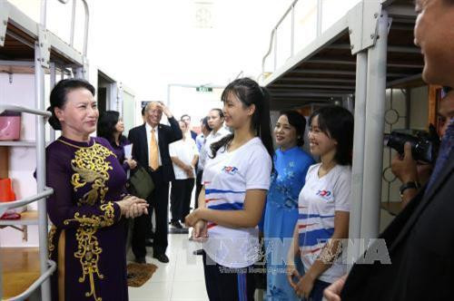 Chủ tịch Quốc hội Nguyễn Thị Kim Ngân tham quan khu ký túc xá trường đại học Tôn Đức Thắng Ảnh: Thanh Vũ -TTXVN
