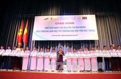 Chủ tịch Quốc hội Nguyễn Thị Kim Ngân tặng học bổng cho các sinh viên có hoàn cảnh khó khăn, học giỏi của trường Đại học Tôn Đức Thắng. Ảnh: Thanh Vũ -TTXVN