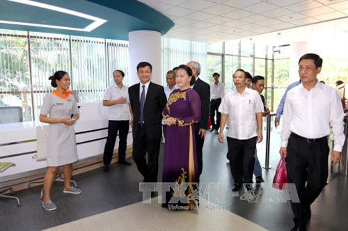 Chủ tịch Quốc hội Nguyễn Thị Kim Ngân tham quan các phòng chức năng của trường đại học Tôn Đức Thắng. Ảnh: Thanh Vũ -TTXVN