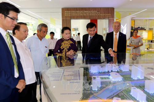 Chủ tịch Quốc hội Nguyễn Thị Kim Ngân tham quan phòng truyền thống trường đại học Tôn Đức Thắng. Ảnh: Thanh Vũ -TTXVN