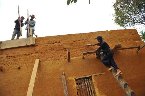 Để tạo nên những bức trình tường độc đáo, người Mông thường chọn loại đất có độ kết dính cao, loại bỏ sạch rễ cây, đá to, cỏ rác. Trước khi trình tường, người ta làm những chiếc khuôn gỗ có chiều dài 1,5 m, rộng chừng nửa mét. Sau đó đổ đất vào khuôn gỗ và dùng những chiếc vồ nện chặt đất.