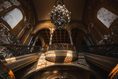 Casino có lịch sử lâu đời này bị bỏ hoang từ năm 1990. Nằm ở Constanta trên bờ Biển Đen, thành phố cổ nhất có người sinh sống của Romania, tòa nhà này được khánh thành vào năm 1910. Nhiếp ảnh gia Knyel đã được hội đồng thành phố cho phép khám phá nơi này và ghi lại những bức ảnh ấn tượng. Tòa nhà được xây dựng theo phong cách Art Nouveau và là công trình của kiến trúc sư lừng danh Daniel Renard. Casino này là nơi ở của nhà Romanovs vào năm 1914 và là bệnh viện trong Thế chiến I. Năm 1917, nơi này được mở cửa trở lại dưới vai trò một casino, trước khi bị đánh bom trong Thế chiến II. Luật cấm cờ bạc chấm dứt những ngày tháng làm sòng bài của nơi này. Tòa nhà trở thành nhà hàng và quán bar trong khoảng từ 1950 đến 1980. Đợt sửa chữa cuối cùng là vào năm 1988. Do chi phí vận hành và bảo trì quá lớn, công trình này đã bị bỏ hoang từ năm 1990. Đầu năm 2018, nơi đây được đưa vào danh sách các khu du sản đang bị đe dọa nhất châu Âu. Theo Kynel, châu Âu không có nhiều công trình như thế này. Cazinoul din Constanta có không khí rất đặc biệt. Hiện tại, tòa nhà rơi vào tình trạng đổ nát, trần đầy rêu mốc, tường lở và cửa sổ vỡ. Dù vậy, khách tham quan vẫn có thể hình dung quá khứ vàng son của chúng. Casino có lịch sử lâu đời này bị bỏ hoang từ năm 1990. Nằm ở Constanta trên bờ Biển Đen, thành phố cổ nhất có người sinh sống của Romania, tòa nhà này được khánh thành vào năm 1910. Nhiếp ảnh gia Knyel đã được hội đồng thành phố cho phép khám phá nơi này và ghi lại những bức ảnh ấn tượng. Tòa nhà được xây dựng theo phong cách Art Nouveau và là công trình của kiến trúc sư lừng danh Daniel Renard. Casino này là nơi ở của nhà Romanovs vào năm 1914 và là bệnh viện trong Thế chiến I. Năm 1917, nơi này được mở cửa trở lại dưới vai trò một casino, trước khi bị đánh bom trong Thế chiến II. Luật cấm cờ bạc chấm dứt những ngày tháng làm sòng bài của nơi này. Tòa nhà trở thành nhà hàng và quán bar trong khoảng từ 1950 đến 1980. Đợt sửa chữa cuối cùng là vào năm 1988. Do chi phí vận hành và bảo trì quá lớn, công trình này đã bị bỏ hoang từ năm 1990. Đầu năm 2018, nơi đây được đưa vào danh sách các khu du sản đang bị đe dọa nhất châu Âu. Theo Kynel, châu Âu không có nhiều công trình như thế này. Cazinoul din Constanta có không khí rất đặc biệt. Hiện tại, tòa nhà rơi vào tình trạng đổ nát, trần đầy rêu mốc, tường lở và cửa sổ vỡ. Dù vậy, khách tham quan vẫn có thể hình dung quá khứ vàng son của chúng.