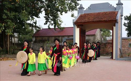 Nghệ nhân ưu tú Nguyễn Thị Quýnh, phường Vạn An, thành phố Bắc Ninh, tỉnh Bắc Ninh cùng các thành viên trong câu lạc bộ Quan họ sinh hoạt, dạy hát cho các cháu nhỏ. Ảnh: Diệp Trương - TTXVN Nghệ nhân ưu tú Nguyễn Thị Quýnh, phường Vạn An, thành phố Bắc Ninh, tỉnh Bắc Ninh cùng các thành viên trong câu lạc bộ Quan họ sinh hoạt, dạy hát cho các cháu nhỏ. Ảnh: Diệp Trương - TTXVN