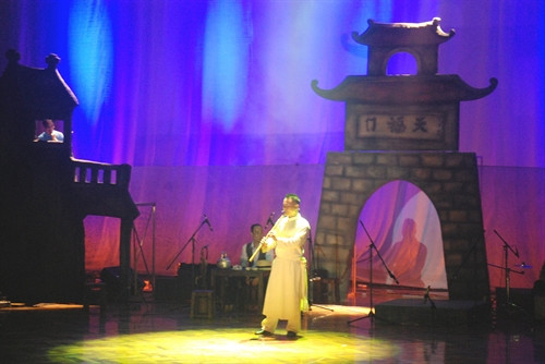 Tiết mục Độc tấu tiêu sáo “Vọng nguyệt” của đoàn nghệ thuật Nhà hát ca múa nhạc Thăng Long tại Liên hoan. Ảnh: Thanh Thủy-TTXVN Tiết mục Độc tấu tiêu sáo “Vọng nguyệt” của đoàn nghệ thuật Nhà hát ca múa nhạc Thăng Long tại Liên hoan. Ảnh: Thanh Thủy-TTXVN