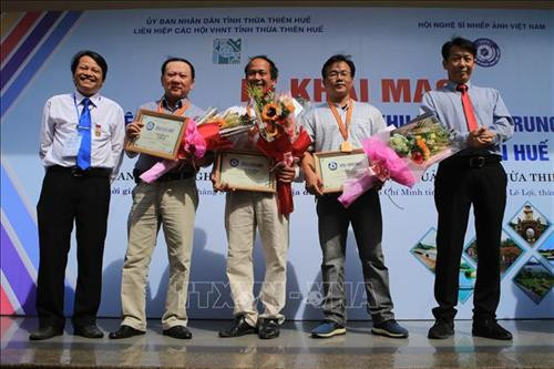 Ban tổ chức trao Huy chương Đồng cho các tác giả đạt giải. Ảnh: Hồ Cầu-TTXVN