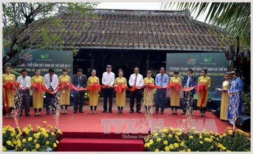 Khai mạc Festival Văn hóa Tơ lụa thổ cẩm Việt Nam - châu Á 2017 ảnh 1
