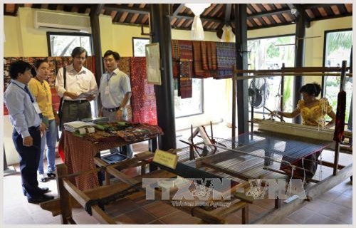 Khai mạc Festival Văn hóa Tơ lụa thổ cẩm Việt Nam - châu Á 2017 ảnh 6