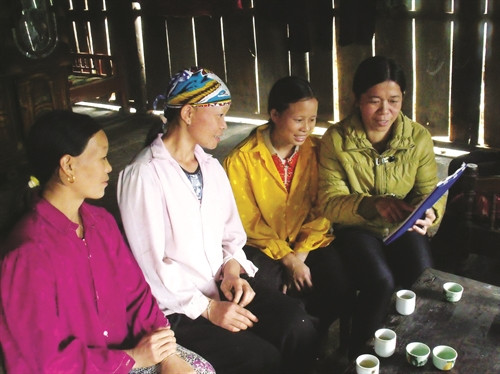 Cán bộ dân số huyện Ba Bể tuyên truyền về những tác hại của việc tảo hôn, kết hôn cận huyết thống cho đồng bào sinh sống ở vùng sâu, vùng xa Cán bộ dân số huyện Ba Bể tuyên truyền về những tác hại của việc tảo hôn, kết hôn cận huyết thống cho đồng bào sinh sống ở vùng sâu, vùng xa