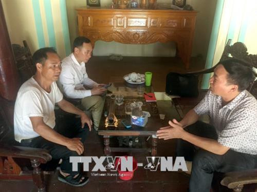 Ông Trịnh Đình Thắng (ngoài cùng, bên trái), thôn Quang Thuận, xã Quang Trung có con là anh Trịnh Đình Hưng (1992) đi xuất khẩu lao động, tổng số tiền anh kiếm được hơn 500 triệu. Ảnh: Nguyễn Nam-TTXVN Ông Trịnh Đình Thắng (ngoài cùng, bên trái), thôn Quang Thuận, xã Quang Trung có con là anh Trịnh Đình Hưng (1992) đi xuất khẩu lao động, tổng số tiền anh kiếm được hơn 500 triệu. Ảnh: Nguyễn Nam-TTXVN