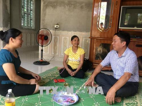 Bà Bùi Thị Hạnh (áo vàng), trú tại làng Me, xã Đồng Thịnh huyện Ngọc Lặc đi xuất khẩu lao động Ả rập (Saudi Arabia), khi về nước thu nhập hơn 200 triệu. Ảnh: Nguyễn Nam-TTXVN Bà Bùi Thị Hạnh (áo vàng), trú tại làng Me, xã Đồng Thịnh huyện Ngọc Lặc đi xuất khẩu lao động Ả rập (Saudi Arabia), khi về nước thu nhập hơn 200 triệu. Ảnh: Nguyễn Nam-TTXVN