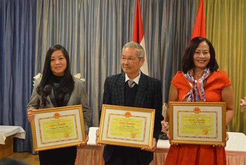 Các Việt kiều tiêu biểu nhận Giấy khen của Ủy ban Người Việt Nam ở nước ngoài vì đã có thành tích xuất sắc trong công tác nhân đạo, từ thiện hướng về quê hương đất nước cũng như trong việc củng cố, phát triển cộng đồng. Ảnh : Hoàng Hoa-TTXVN