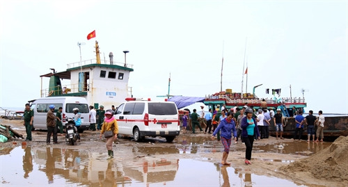 Lực lượng chức năng tỉnh Quảng Trị cùng các phương tiện chuẩn bị đón các nạn nhân vào bờ. Ảnh: Trần Tĩnh - TTXVN Lực lượng chức năng tỉnh Quảng Trị cùng các phương tiện chuẩn bị đón các nạn nhân vào bờ. Ảnh: Trần Tĩnh - TTXVN