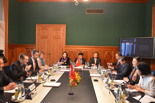 Phó Chủ tịch Quốc hội Tòng Thị Phóng làm việc với Chủ tịch Thượng viện Liên bang Thụy Sĩ Raphael Comte. Ảnh : Hoàng Hoa-TTXVN