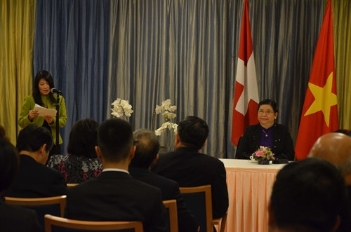 Phó Chủ tịch Quốc hội Tòng Thị Phóng gặp gỡ đại biểu kiều bào và nhân viên Sứ quán Việt Nam tại Thụy Sĩ. Ảnh : Hoàng Hoa-TTXVN
