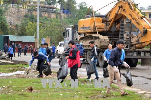 Đoàn viên, Thanh niên chung tay dọn vệ sinh làm sạch môi trường tại huyện Sa Pa. Ảnh: Hồng Ninh - TTXVN Đoàn viên, Thanh niên chung tay dọn vệ sinh làm sạch môi trường tại huyện Sa Pa. Ảnh: Hồng Ninh - TTXVN