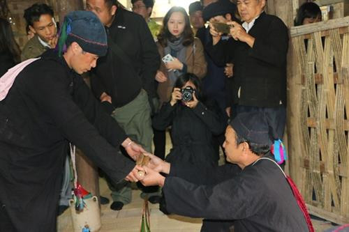 Thầy cúng cầm đôi dùi trống vái Mổ Cóc.