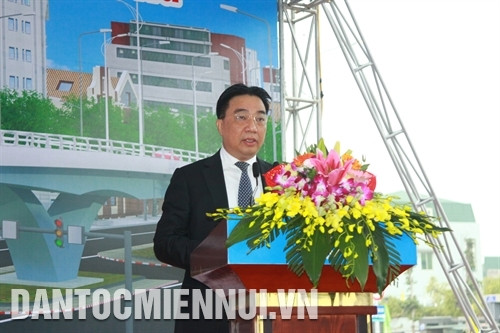 Phát biểu tại lễ khánh thành, ông Vũ Văn Viện - Giám đốc sở Giao thông Vận tải Hà Nội cho biết được khởi công ngày 29/5/2016, công trình cầu vượt Ô Đông Mác - Nguyễn Khoái có tổng mức đầu tư 166.103 triệu đồng. Cầu có chiều dài 232 mét, chiều rộng 12 mét, có tường chắn và đường dẫn hai đầu cầu; chiếu sáng trên cầu và dưới cầu.. Ảnh: Phan Ngọc Đức - TTXVN