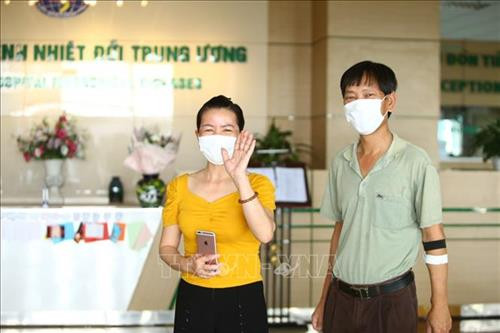 Niềm vui của vợ chồng bệnh nhân 259, 254 trong ngày được công bố khỏi bệnh. Ảnh: Minh Quyết - TTXVN Niềm vui của vợ chồng bệnh nhân 259, 254 trong ngày được công bố khỏi bệnh. Ảnh: Minh Quyết - TTXVN
