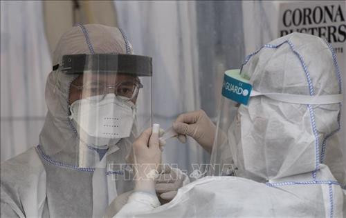 Nhân viên y tế kiểm tra các mẫu xét nghiệm COVID-19 tại trung tâm xét nghiệm ở Berlin, Đức. Ảnh: AFP/TTXVN Nhân viên y tế kiểm tra các mẫu xét nghiệm COVID-19 tại trung tâm xét nghiệm ở Berlin, Đức. Ảnh: AFP/TTXVN