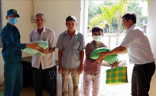 Sóc Trăng cấp phát gạo cho hộ nghèo bị ảnh hưởng hạn, mặn và dịch COVID-19 .Ảnh: Trung Hiếu - TTXVN