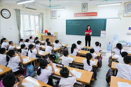Học sinh Trường Tiểu học Nghĩa Tân, quận Cầu Giấy vào giờ học đầu tiên tại trường sau thời gian dài nghỉ ở nhà. Ảnh: Thanh Tùng - TTXVN Học sinh Trường Tiểu học Nghĩa Tân, quận Cầu Giấy vào giờ học đầu tiên tại trường sau thời gian dài nghỉ ở nhà. Ảnh: Thanh Tùng - TTXVN