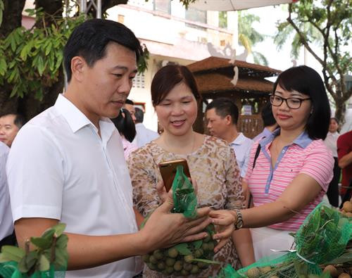 Phó Chủ tịch Thường trực Ủy ban Nhân dân Thành phố Hà Nội Nguyễn Văn Sửu (bên phải) thăm các gian hàng giới thiệu sản phẩm nông nghiệp của huyện Quốc Oai. Lãnh đạo ngành Nông nghiệp Hà Nội cùng đánh giá chất lượng sản phẩm nhãn chín muộn. Ông Nguyễn Xuân Đại, Phó Giám đốc Sở Nông nghiệp và Phát triển nông thôn Hà Nội kiểm tra việc truy xuất nguồn gốc sản phẩm nhãn chín muộn của huyện Quốc Oai.